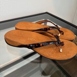 VIONIC Bella ll Women’s Thong Sandal W/Tortoise Print Patent upper with Bow 9
